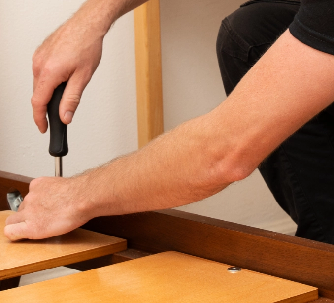 Mover screwing in bed boards